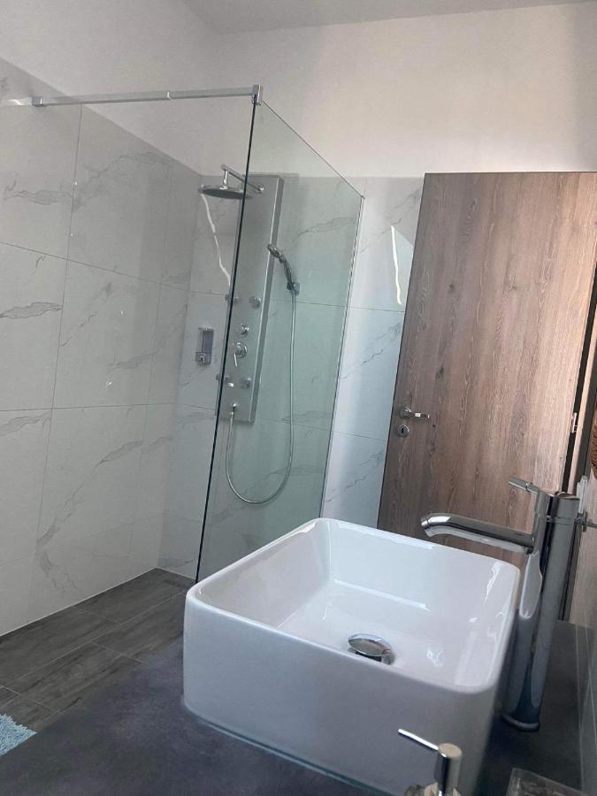 Villa Corner Тихани Екстериор снимка