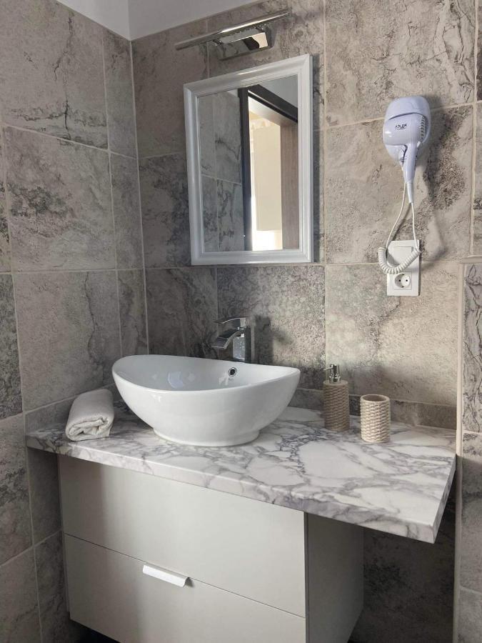 Villa Corner Тихани Екстериор снимка