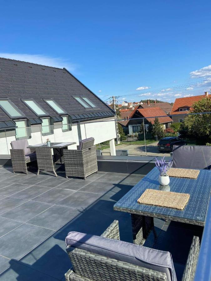 Villa Corner Тихани Екстериор снимка